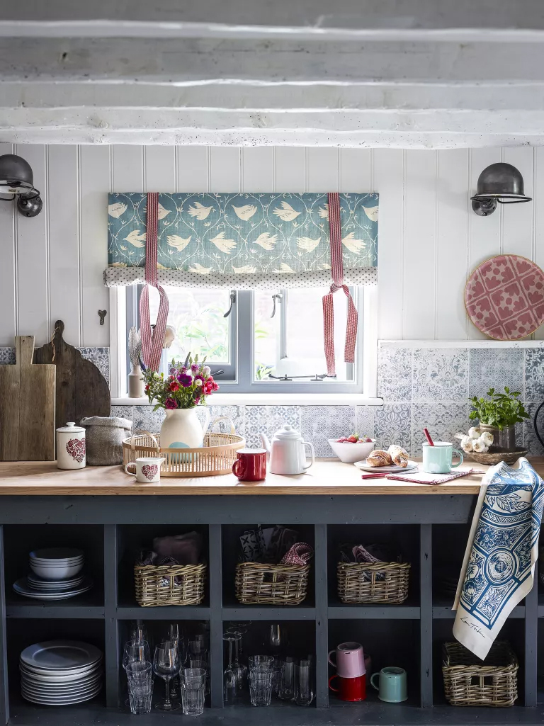 Opt For Delicate Window Dressings For A Country Look